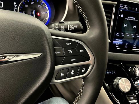 Used 2024 Chrysler Pacifica Touring-L FWD image 26