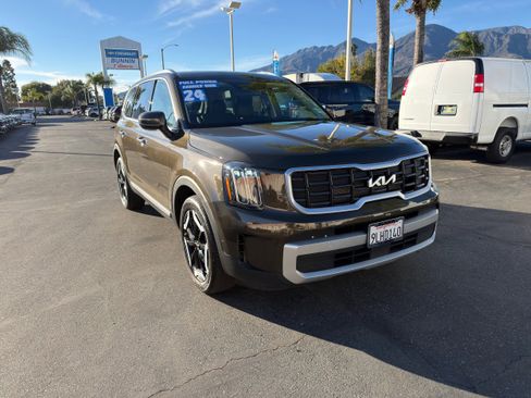 Used 2024 Kia Telluride S w/ S Sunroof Package image 2