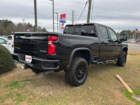 Used 2024 Chevrolet Silverado 2500 ZR2 w/ Technology Package image 5