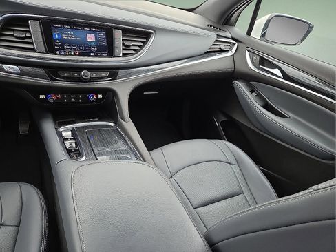 Used 2024 Buick Enclave Essence image 13