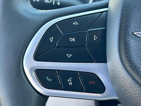 Used 2024 Chrysler Pacifica Touring-L FWD image 32