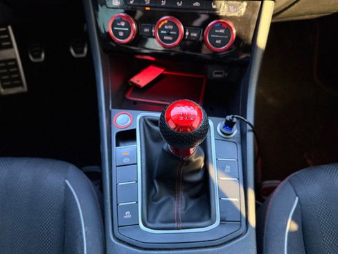 Used 2019 Volkswagen Jetta GLI image 2