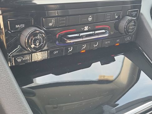 Certified 2022 Jeep Grand Cherokee Limited AWD/4WD image 33
