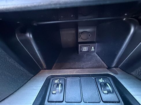 Used 2012 Toyota Camry SE w/ Leather Pkg FWD image 19