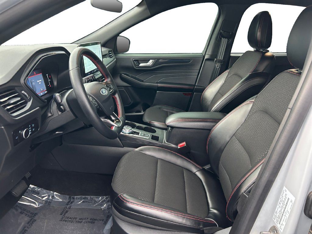 Used 2025 Ford Escape ST-Line w/ Tech Pack #1 FWD image 9