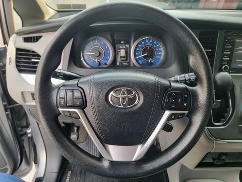 Used 2018 Toyota Sienna LE w/ Carpet Mat Package FWD image 23