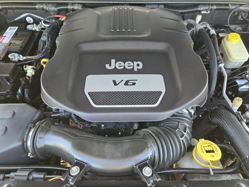 Used 2016 Jeep Wrangler Unlimited Sahara w/ Connectivity Group image 39