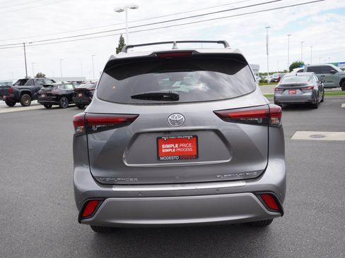 New 2026 Toyota Highlander Platinum AWD/4WD image 9