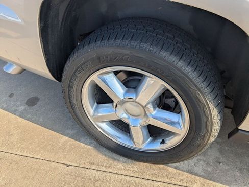 Used 2013 Chevrolet Avalanche LTZ RWD image 19