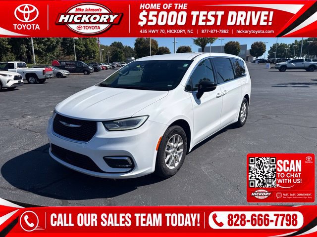 Used 2025 Chrysler Pacifica Select FWD image 1