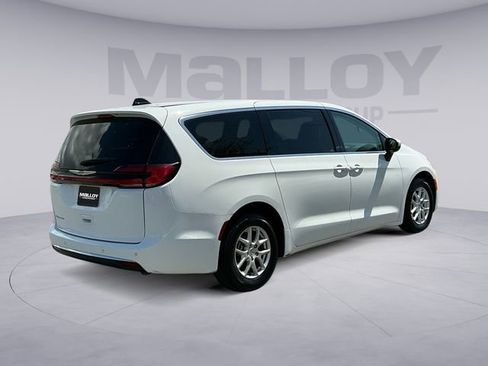 Used 2023 Chrysler Pacifica Touring-L image 5