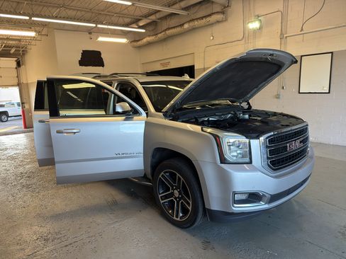 Used 2016 GMC Yukon XL SLT w/ Open Road Package AWD/4WD image 9