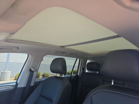 Used 2022 Volkswagen Tiguan SE w/ Panoramic Sunroof Package FWD image 33