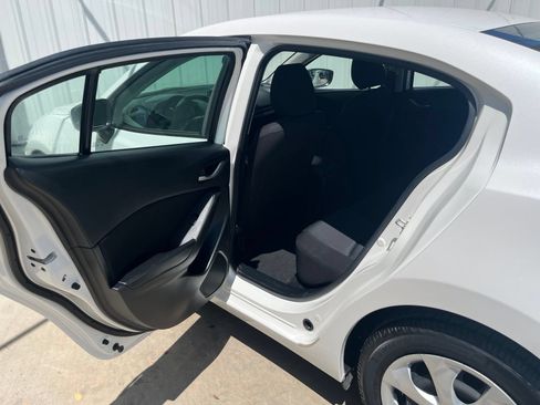 Used 2016 MAZDA MAZDA3 i Sport FWD image 12