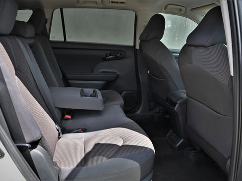 Used 2024 Toyota Highlander LE image 20