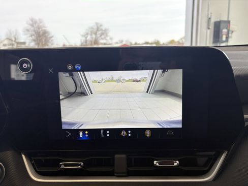 Used 2025 Chevrolet Equinox LT w/ Convenience Package II image 17