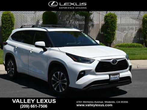Used 2021 Toyota Highlander XLE AWD/4WD image 1