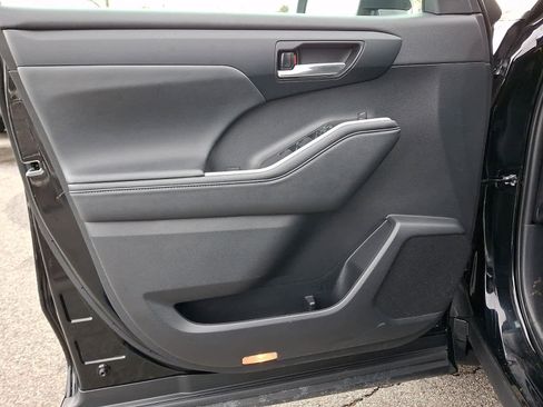 Used 2023 Toyota Highlander XLE image 13