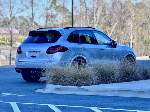 Used 2014 Porsche Cayenne Turbo S image 25