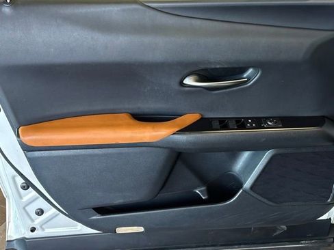 Used 2022 Lexus UX 200 w/ Premium Package image 13