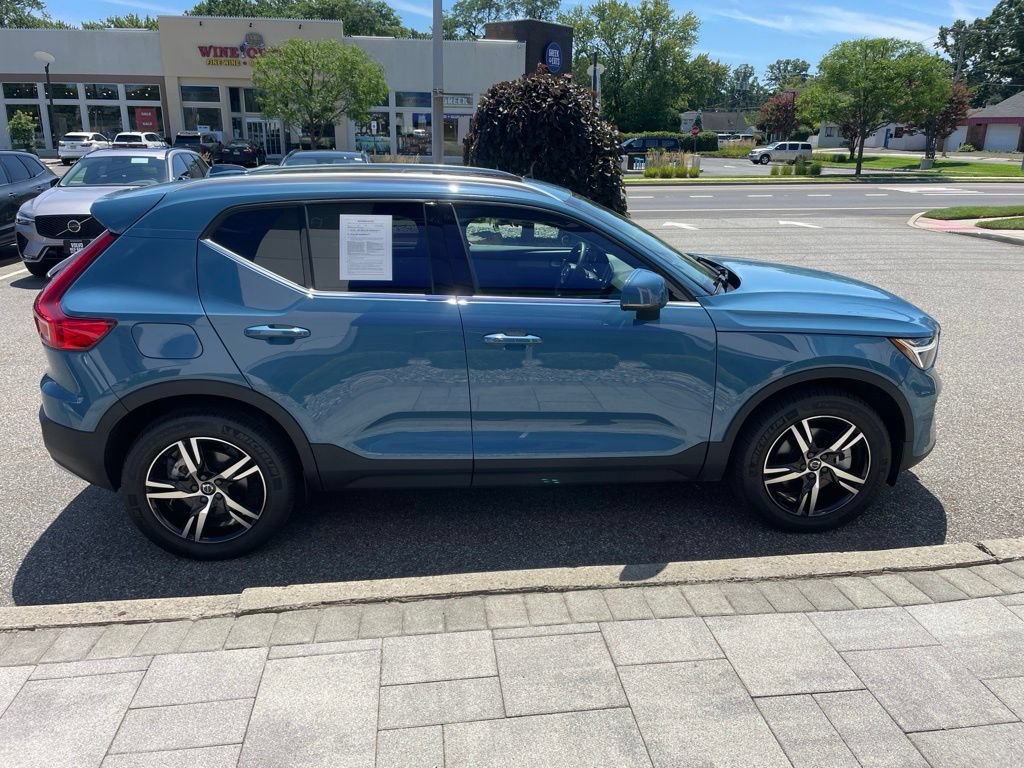 Used 2025 Volvo XC40 B5 Core AWD/4WD image 6