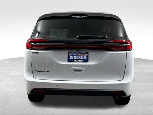 New 2026 Chrysler Pacifica Select image 5