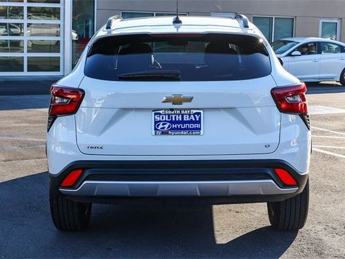 Used 2025 Chevrolet Trax LT w/ LT Convenience Package image 5
