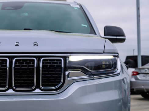 Used 2023 Jeep Wagoneer L Series II image 5