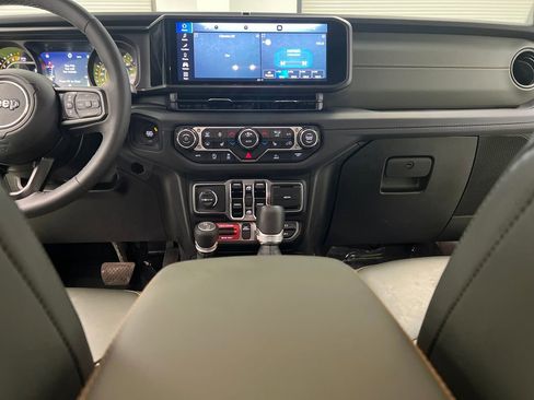 Used 2025 Jeep Gladiator Mojave w/ Convenience Group AWD/4WD image 29