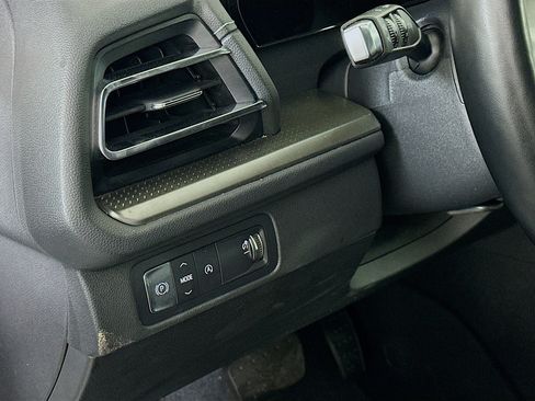 Used 2025 Chevrolet Traverse LT FWD image 17
