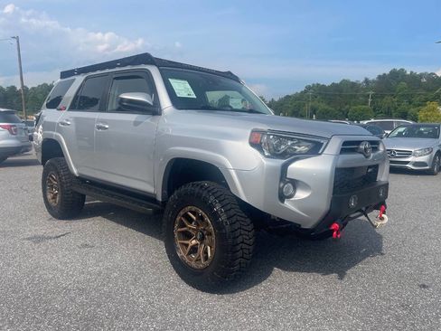 Used 2020 Toyota 4Runner SR5 image 6