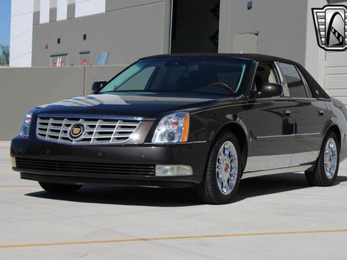 Used 2008 Cadillac DTS Performance w/ Platinum Edition image 4
