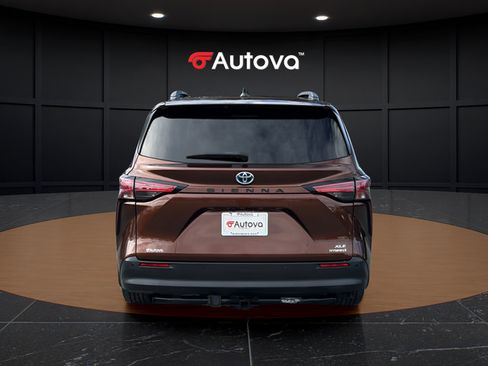 Used 2021 Toyota Sienna XLE FWD image 4