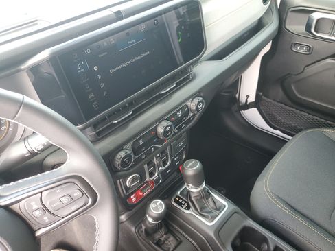 Used 2025 Jeep Gladiator Sport AWD/4WD image 19
