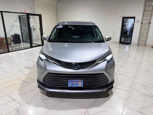 Used 2023 Toyota Sienna LE FWD image 2