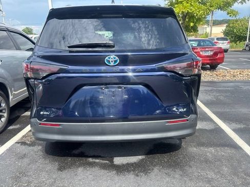 Used 2025 Toyota Sienna XLE FWD image 2