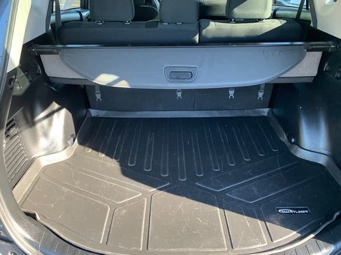 Used 2018 Toyota RAV4 LE AWD/4WD image 5