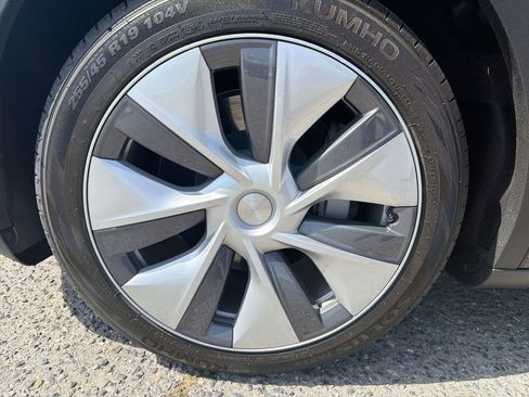 Used 2024 Tesla Model Y Long Range RWD image 19