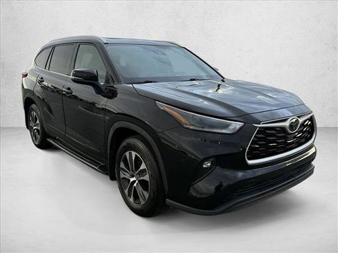 Used 2021 Toyota Highlander XLE image 3