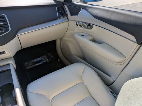 Certified 2022 Volvo XC90 T5 Momentum w/ Climate Package image 17