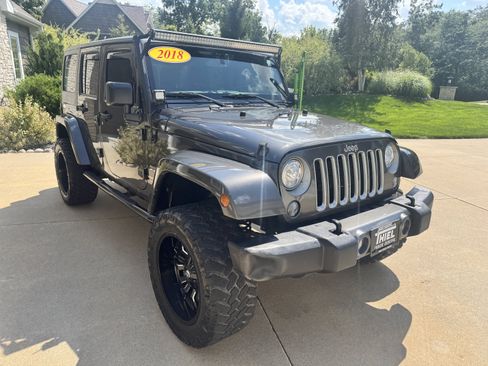 Used 2018 Jeep Wrangler Unlimited Sahara w/ Connectivity Group AWD/4WD image 10