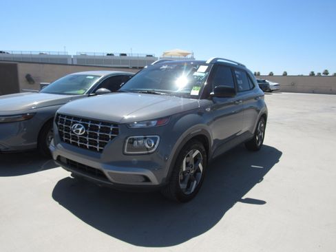 Used 2022 Hyundai Venue Limited FWD image 1