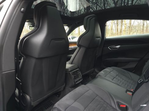 Used 2022 Audi e-tron GT Premium Plus image 14