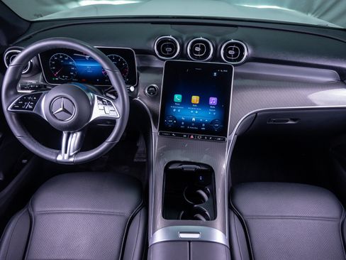 Used 2025 Mercedes-Benz GLC 300 4MATIC image 16