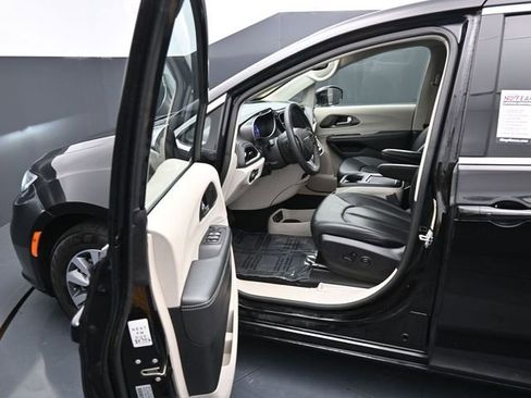 Used 2024 Chrysler Pacifica Select image 12
