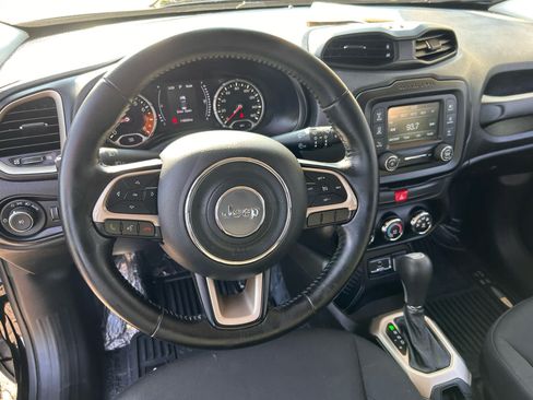 Used 2017 Jeep Renegade Latitude FWD image 13