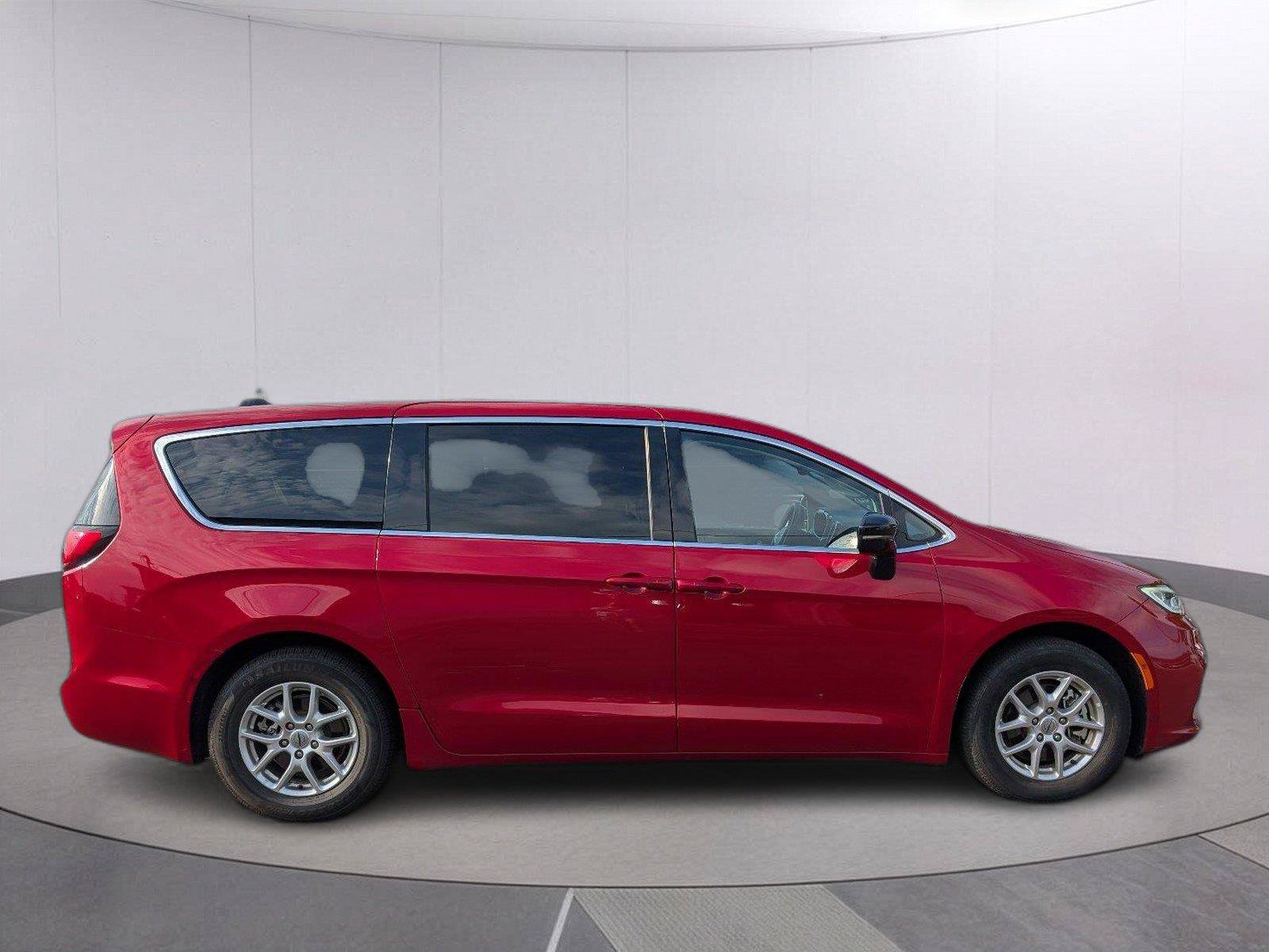 Used 2024 Chrysler Pacifica Touring-L FWD image 8