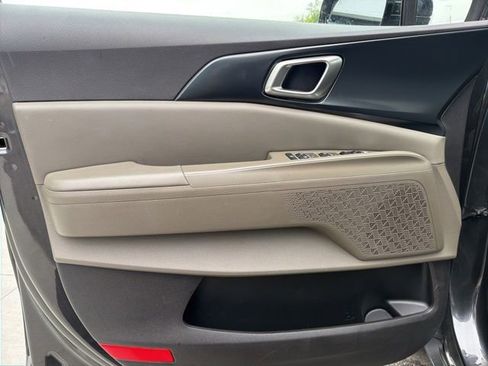 Used 2025 Kia Carnival FWD image 20