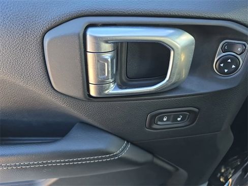 Used 2018 Jeep Wrangler Unlimited Sahara image 31