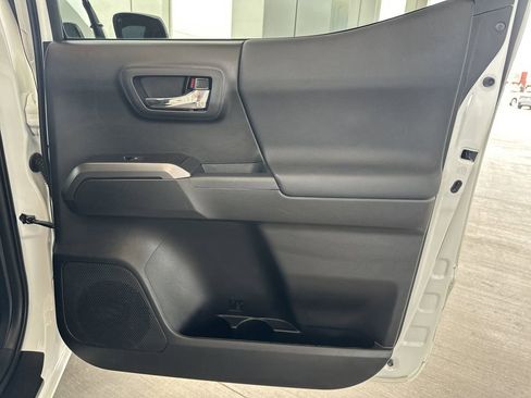 Certified 2022 Toyota Tacoma TRD Off-Road AWD/4WD image 14
